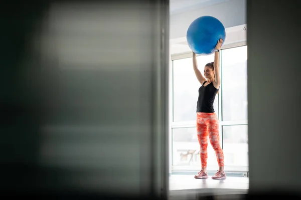 Pretty Woman Using Medicine Ball Gym — Stock Photo, Image