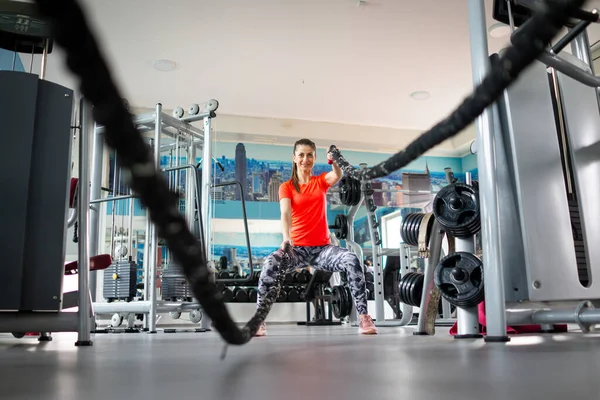 Bella Giovane Donna Che Utilizza Corde Battaglia Palestra — Foto Stock