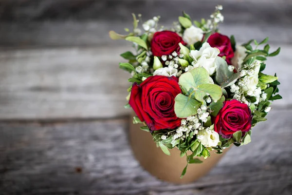 Ein Strauß Roter Und Weißer Rosen Zum Jubiläum — Stockfoto