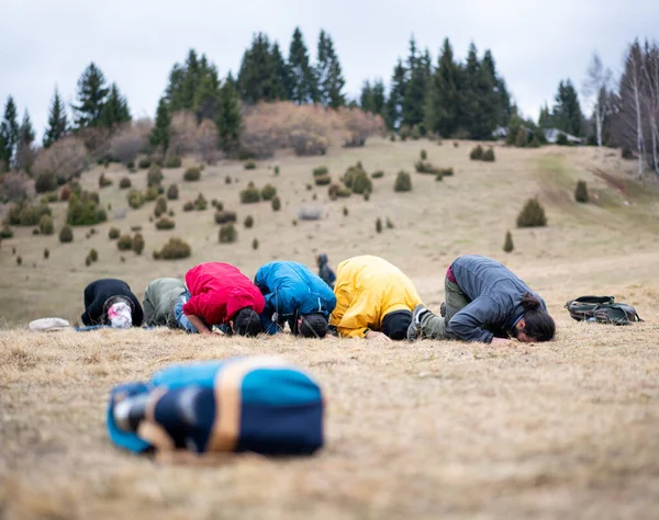 自然の中で祈るイスラム教徒のグループ — ストック写真