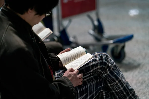 Homem Asiático Terminal Aeroporto Lendo Livro Enquanto Espera Pelo Voo — Fotografia de Stock