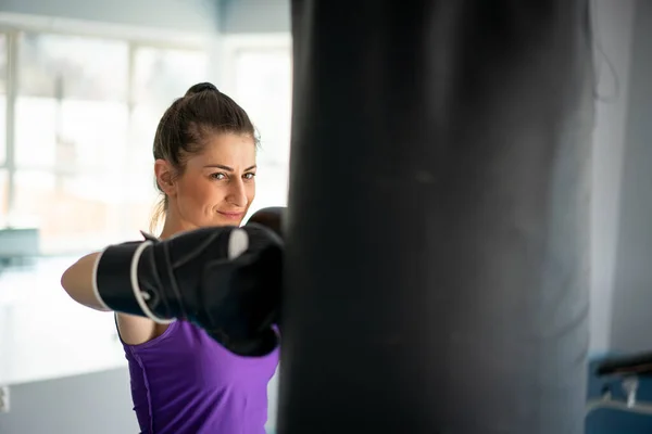 Mulher Muito Atraente Kickboxing Ginásio — Fotografia de Stock