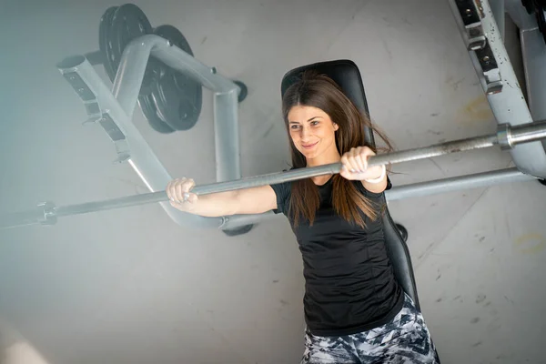 Junge Fitte Frau Trainiert Mit Langhanteln Fitnessstudio — Stockfoto