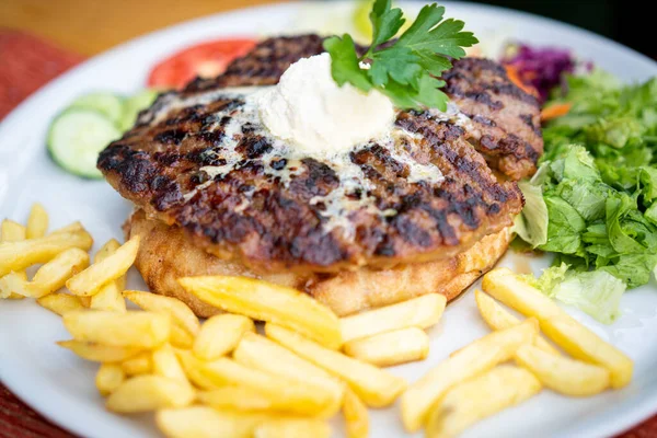 Köstliche Und Saftige Hamburger Patty Auf Einem Teller — Stockfoto