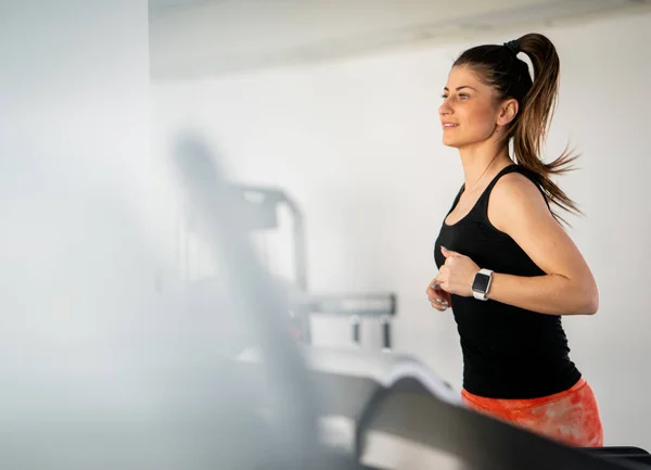 Sportlich Hübsche Frau Benutzt Laufband Fitnessstudio — Stockfoto