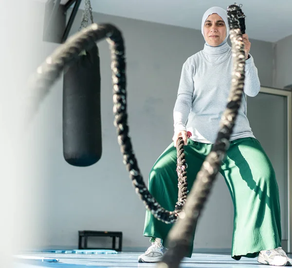 Μουσουλμάνα Ενήλικη Γυναίκα Που Χρησιμοποιεί Σχοινιά Στο Γυμναστήριο — Φωτογραφία Αρχείου