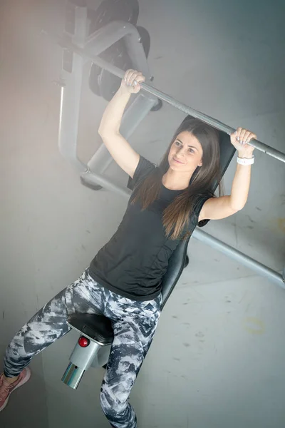 Mujer Joven Forma Usando Barras Para Hacer Ejercicio Gimnasio — Foto de Stock