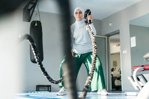 Muslimská Dospělá Žena Pomocí Lan Tělocvičně — Stock fotografie