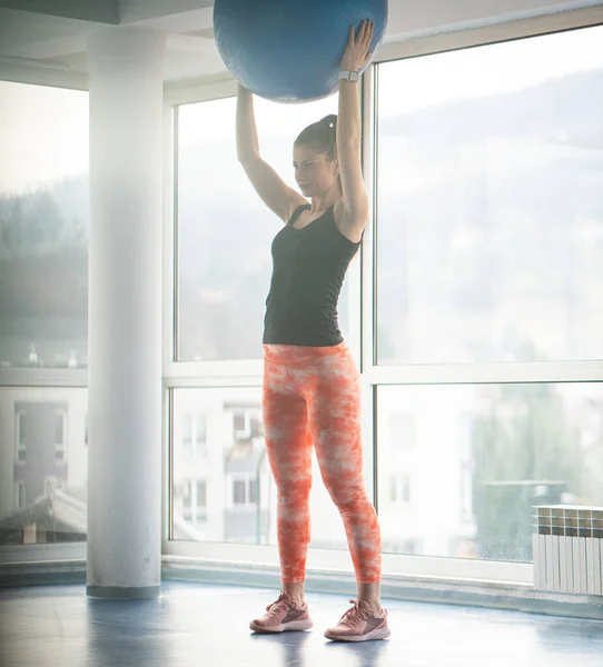 Jolie Femme Utilisant Ballon Médecine Dans Salle Gym — Photo