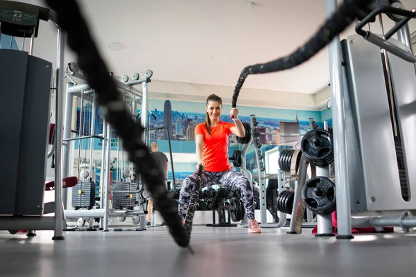 Bella Giovane Donna Che Utilizza Corde Battaglia Palestra — Foto Stock