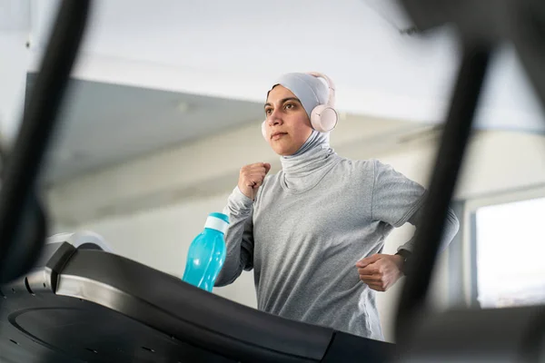 Mujer Musulmana Adulta Con Auriculares Cinta Correr Gimnasio —  Fotos de Stock