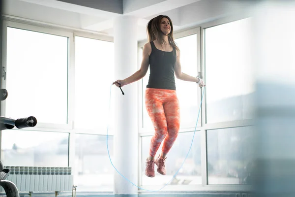 Mujer Bonita Usando Cuerdas Salto Gimnasio — Foto de Stock