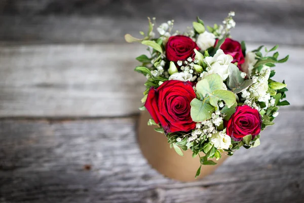 記念日には赤と白のバラの花束 — ストック写真