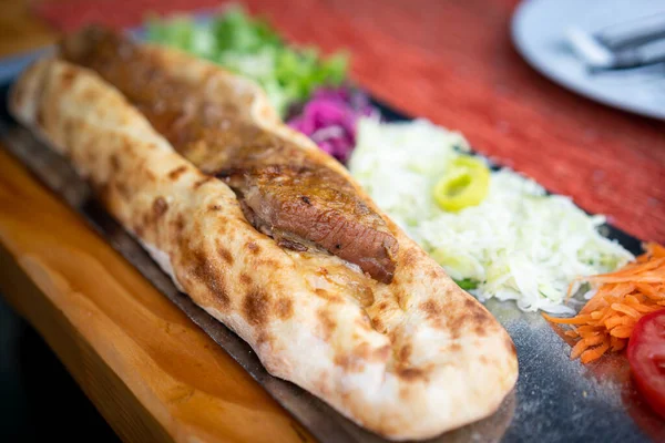 Fleisch Mit Brot Auf Einem Teller Mit Einem Salat Auf — Stockfoto