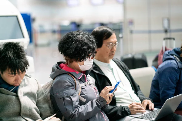 Personnes Asiatiques Dans Terminal Aéroport Attente Départ Pendant Pandémie Virus — Photo