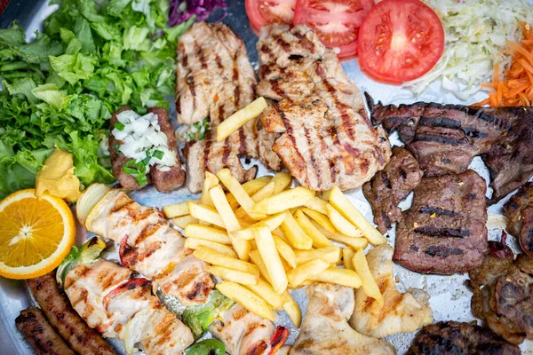 Familie Trank Portion Fleisch Und Hühnchen Auf Einem Teller — Stockfoto