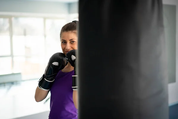 Ganska Attraktiv Kvinna Kickboxning Gym Stockbild