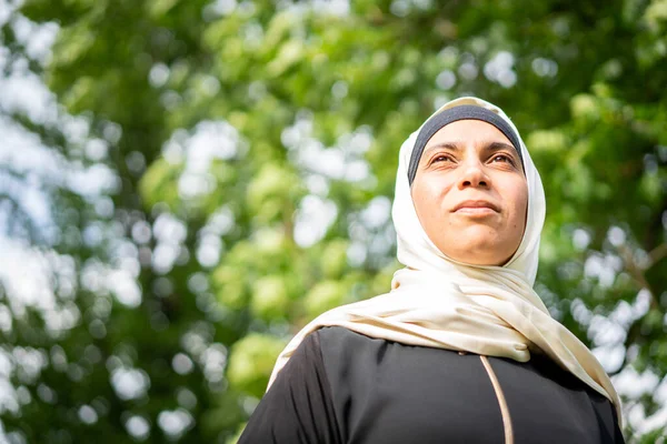 Moslim Vrouw Hoofddoek Genietend Van Natuur Rechtenvrije Stockfoto's