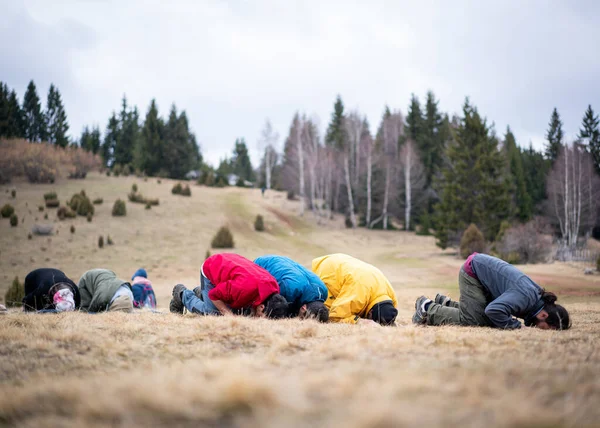Bir Grup Müslüman Doğada Dua Ediyor Stok Fotoğraf
