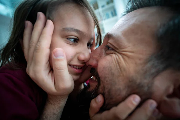 Pai Filho Abraçando Uns Aos Outros Imagem De Stock