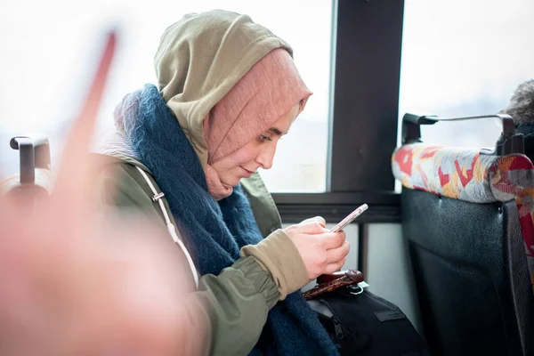 Chica Musulmana Autobús Mensajes Texto Teléfono Imagen De Stock