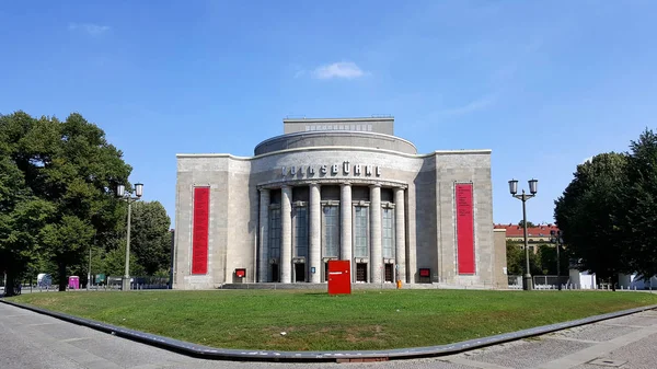 夏の時間で Volksbuehne ベルリン劇場 ロイヤリティフリーのストック写真