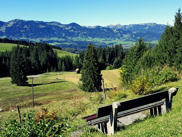 Bench Voor Prachtige Beierse Bergen Meder Resort Stockfoto