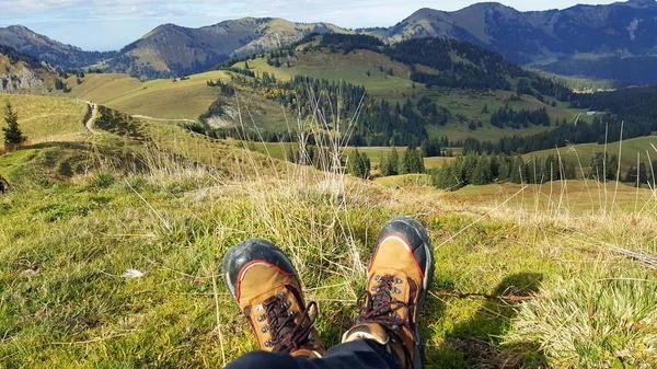 Scarpe Trekking Fronte Alle Montagne Bavaresi Allgau Immagine Stock