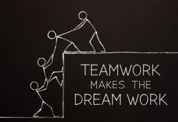 一个商业团队合作的概念 用粉笔在黑板上画了他们的梦想 团队合作使梦想的工作理念 — 图库照片
