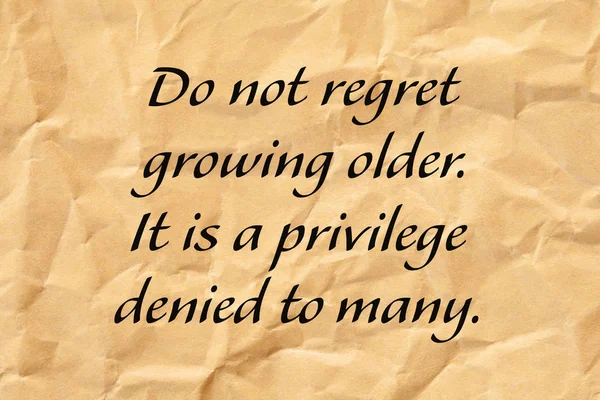 成長する高齢者を後悔しないでください それは多くの人に否定された特権です 縮れた茶色の紙に書かれた肯定的な老化の引用 — ストック写真