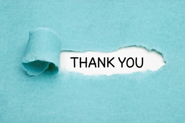 手写文本谢谢你出现在撕破的蓝纸后面 感激或感恩的概念 — 图库照片