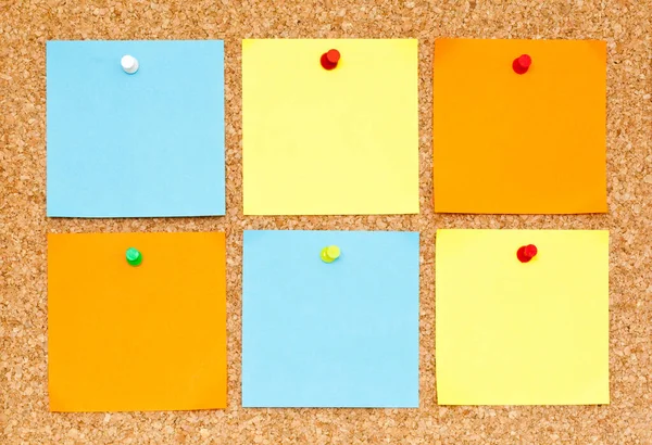 Έξι Κενές Διαφορετικές Χρωματιστές Αυτοκόλλητες Σημειώσεις Καρφιτσωμένες Στον Πίνακα Ανακοινώσεων — Φωτογραφία Αρχείου
