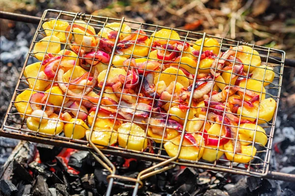 Kartoffeln Mit Zwiebeln Vor Dem Kochen Über Heißen Kohlen — Stockfoto