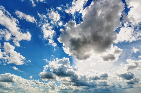 Φόντο Λευκό Cumulus Σύννεφα Ήλιο Στο Μπλε Του Ουρανού — Φωτογραφία Αρχείου
