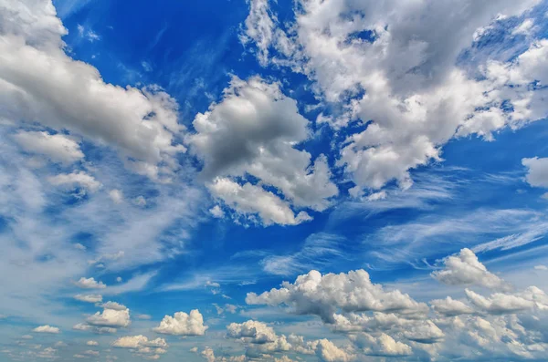 Mavi Gökyüzündeki Beyaz Kümülüs Bulutlarının Arka Planı — Stok fotoğraf