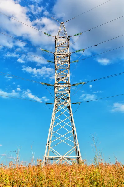 青い曇り空の下にある高電圧線 — ストック写真