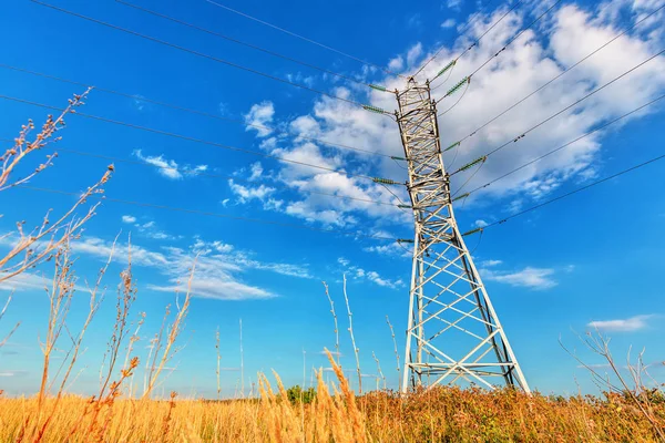 Ligne Haute Tension Sous Ciel Nuageux Bleu — Photo