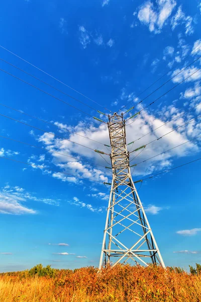 Yüksek Gerilim Hattı Mavi Bulutlu Gökyüzü Altında — Stok fotoğraf