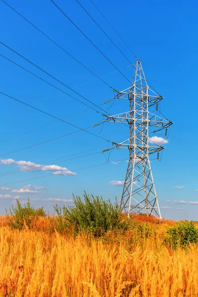 Ligne Haute Tension Sous Ciel Nuageux Bleu — Photo