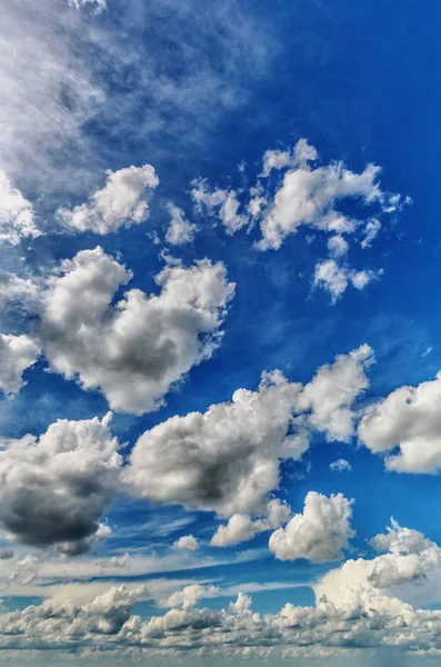 Μπλε συννεφιασμένο ουρανό — Φωτογραφία Αρχείου