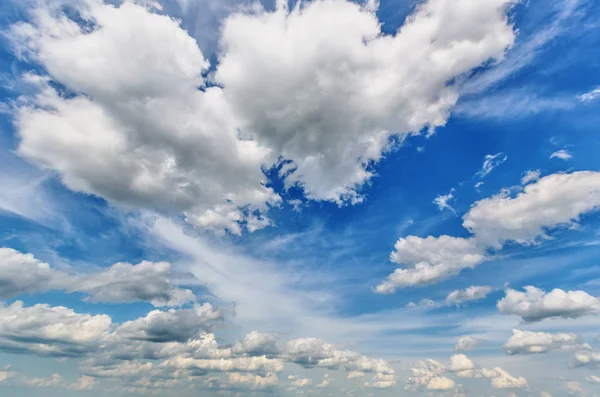 Weiße Kumuluswolken — Stockfoto