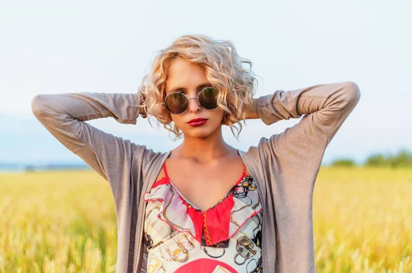 Portrait of attractive young woman — Stock Photo, Image