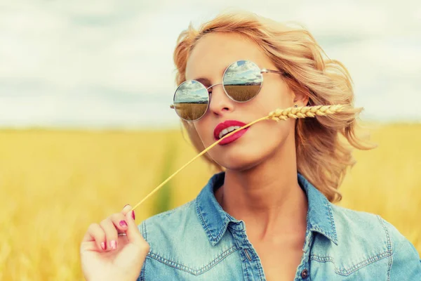 Portrait of attractive young blonde woman — Stock Photo, Image