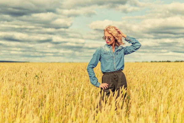 Attractive young woman in wheat field — Stock Photo, Image