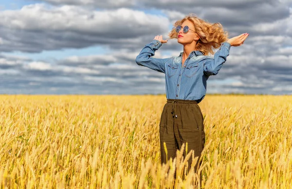 Attractive young woman in wheat field — Stock Photo, Image