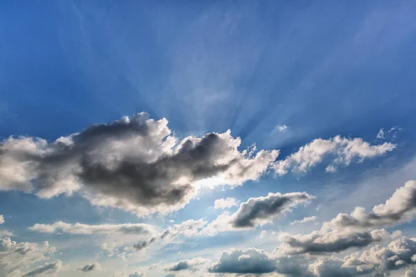 Cielo nuvoloso blu con raggi di sole — Foto Stock