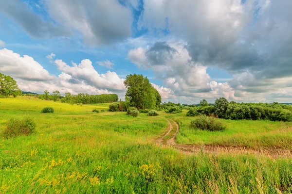 Blå Himmel Med Moln Över Kullarna Lantlig Rysk Landskap — Stockfoto