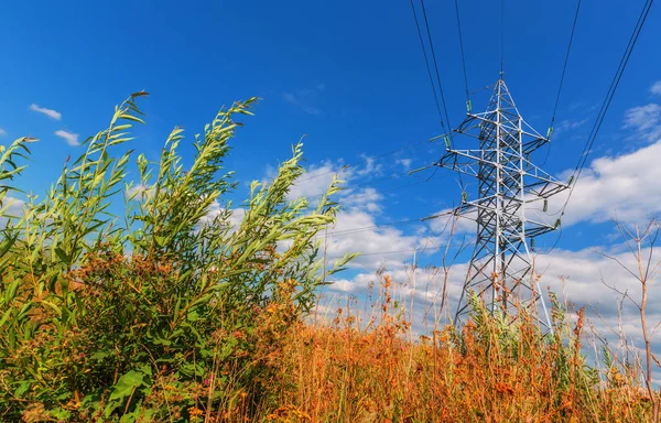 Ligne haute tension et ciel nuageux — Photo