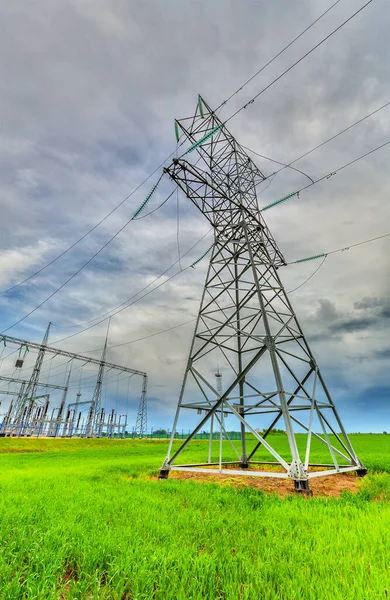 Elektromos Erőmű Villamosenergia Hálózati Alállomás Felhős Égbolt Hátterében — Stock Fotó