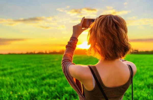 Jonge Vrouw Schiet Zonsondergang Smartphone Het Veld Russisch Landschap Ondiep — Stockfoto